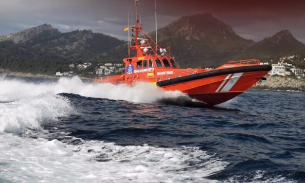 Salvamento Marítimo rescata a dos tripulantes de un catamarán volcado cerca de Puerto de Alcúdia