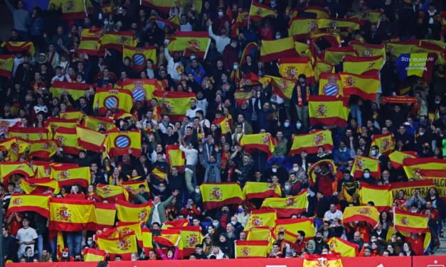 Expulsan a 32 alumnos del Colegio La Salle por colgar una bandera de España en el aula en apoyo a la selección