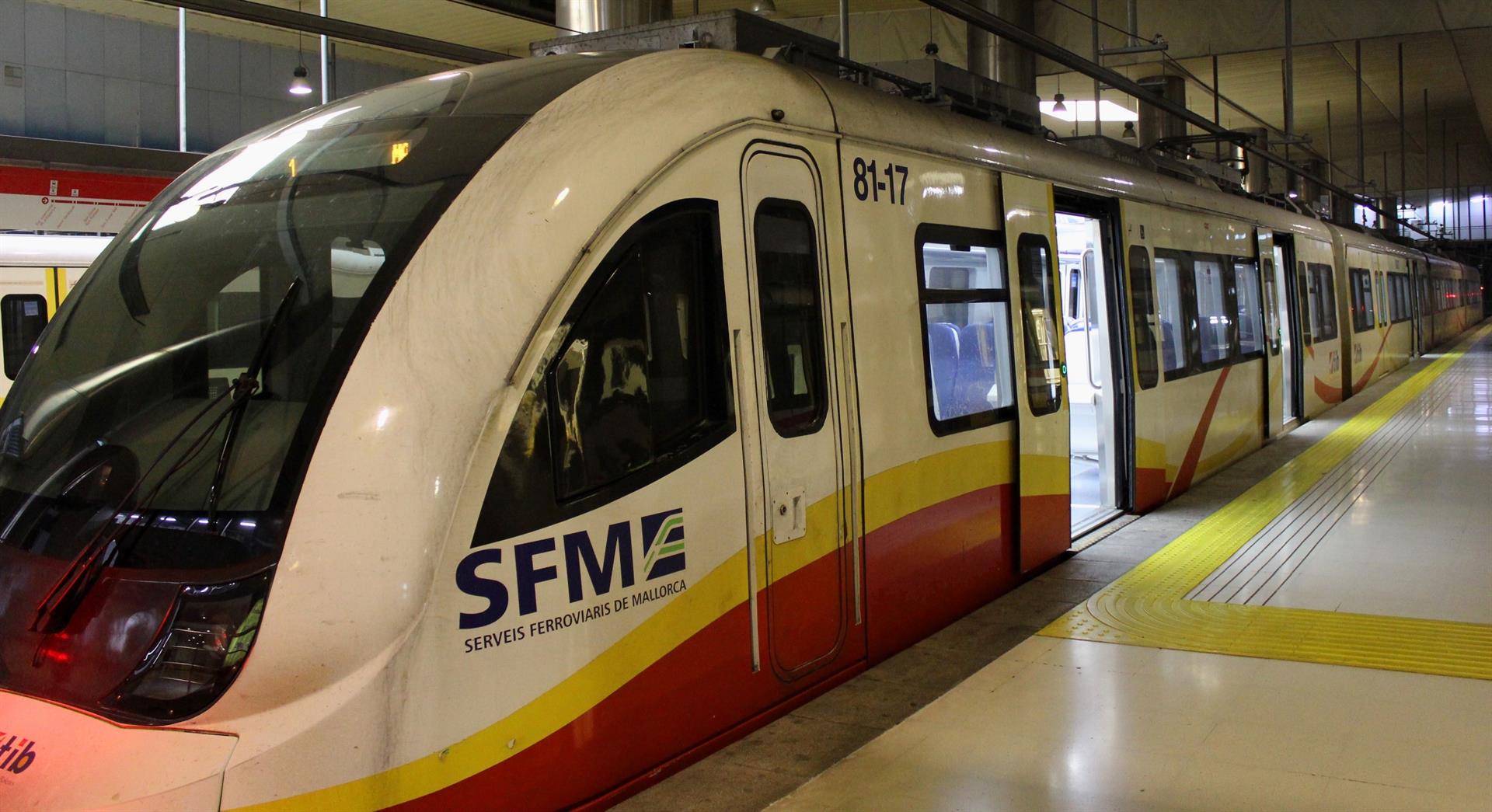Archivo - Un tren de SFM en la Estación Intermodal de Palma. - CAIB - Archivo