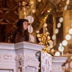 Nadia Akaârir, del Cor de La Seu, interpreta el 'Canto de la Sibila' durante la 'Misa del Gallo', en la Catedral de Palma. - Isaac Buj - Europa Press