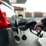 Un usuario reposta gasolina en una gasolinera.