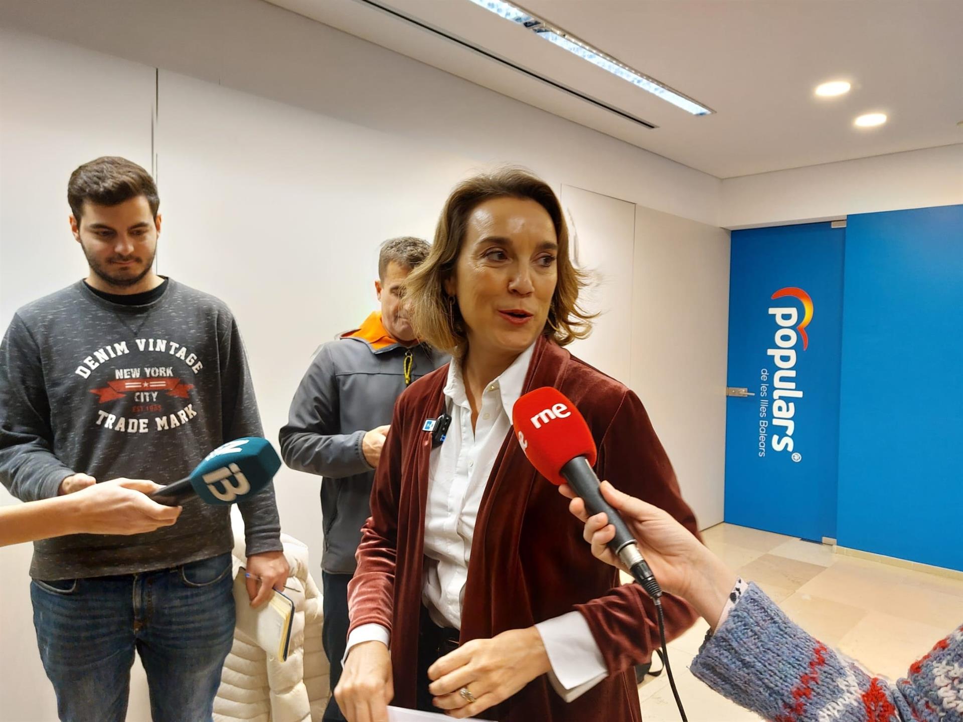 La secretaria general del PP, Cuca Gamarra, en declaraciones a los medios de comunicación. - EUROPA PRESS