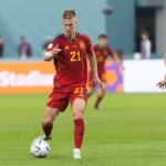 Dani Olmo conduce el balón ante dos jugadores japoneses. Twitter @sefutbol