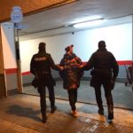 Policía Nacional escolta a uno de los detenidos por delitos contra la salud pública en el barrio de La Soledad de Palma - POLICÍA NACIONAL