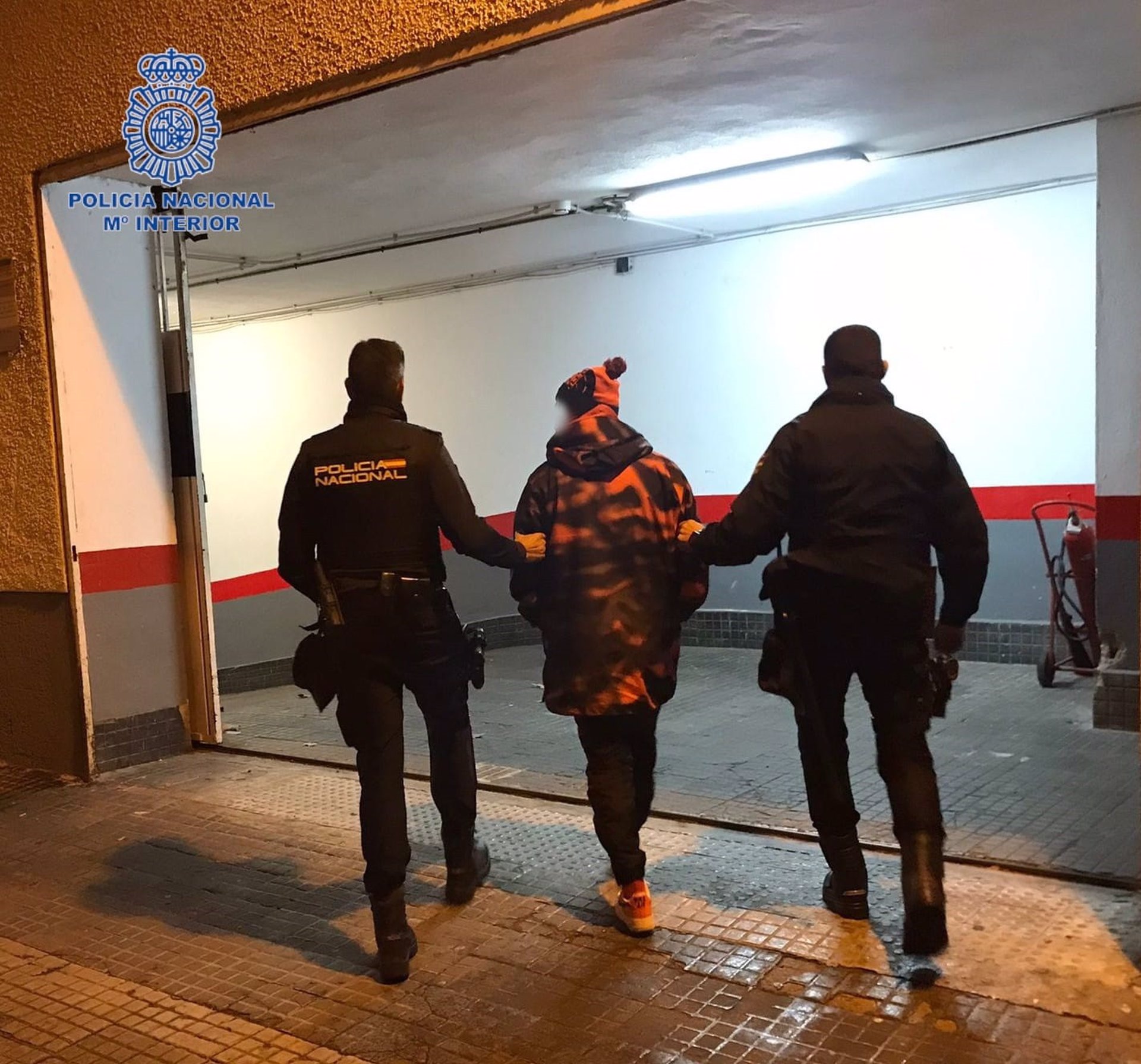 Policía Nacional escolta a uno de los detenidos por delitos contra la salud pública en el barrio de La Soledad de Palma - POLICÍA NACIONAL