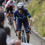 Enric Mas, sobre la bicicleta.