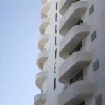Archivo - Un joven en un balcón del hotel Palma Bellver, donde estaban confinados 249 jóvenes, a 30 de junio de 2021. - Isaac Buj - Europa Press - Archivo
