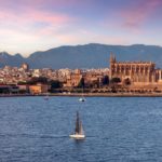 Imagen de la ciudad de Palma desde el mar, con la catedral y el Palacio de La Almudaina al fondo.