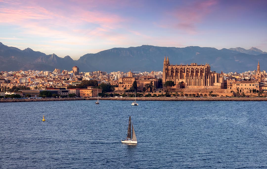 Imagen de la ciudad de Palma desde el mar, con la catedral y el Palacio de La Almudaina al fondo.