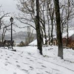 Archivo - Un parque de Navacerrada con una capa de nieve, a 20 de abril de 2022, en Navacerrada, Madrid (España). Madrid ha activado el Plan de Inclemencias Invernales por nieve, lluvias y viento que han provocado atascos kilométricos en la A-6 y el corte - Rafael Bastante - Europa Press - Archivo