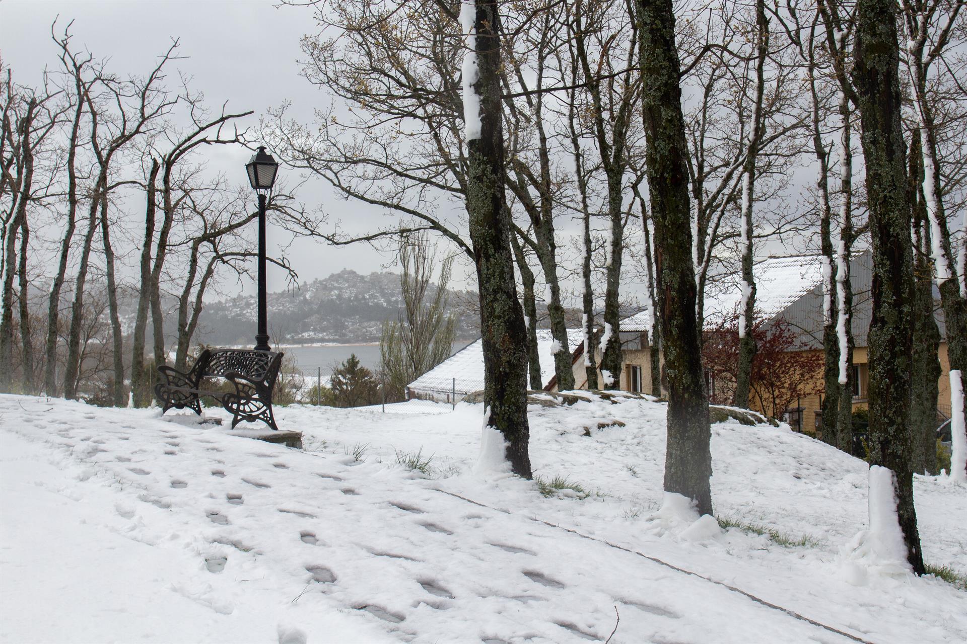 Archivo - Un parque de Navacerrada con una capa de nieve, a 20 de abril de 2022, en Navacerrada, Madrid (España). Madrid ha activado el Plan de Inclemencias Invernales por nieve, lluvias y viento que han provocado atascos kilométricos en la A-6 y el corte - Rafael Bastante - Europa Press - Archivo