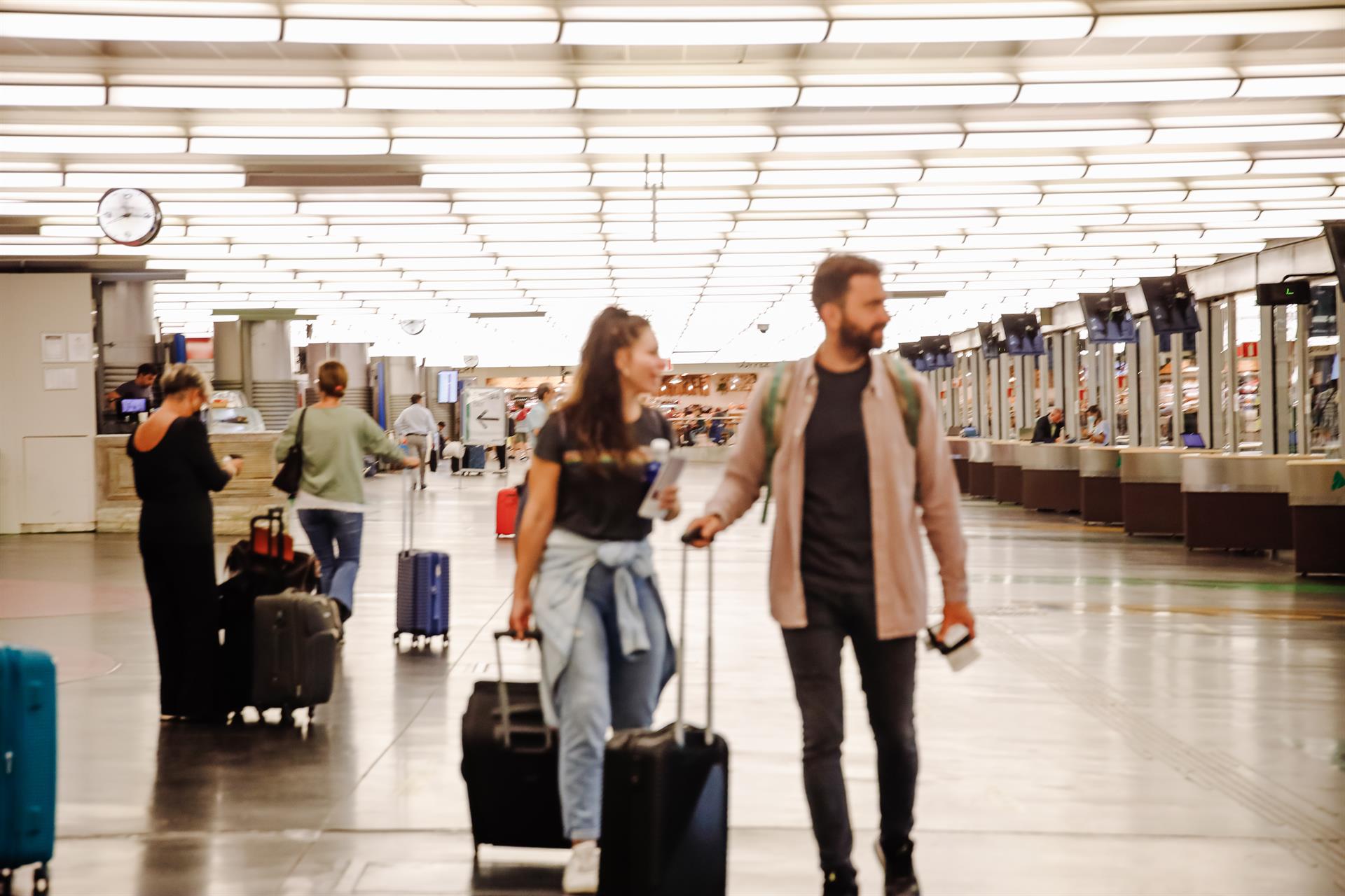 Archivo - Varios pasajeros con maletas en la estación de Atocha, a 15 de septiembre de 2022, en Madrid (España). - Carlos Luján - Europa Press - Archivo