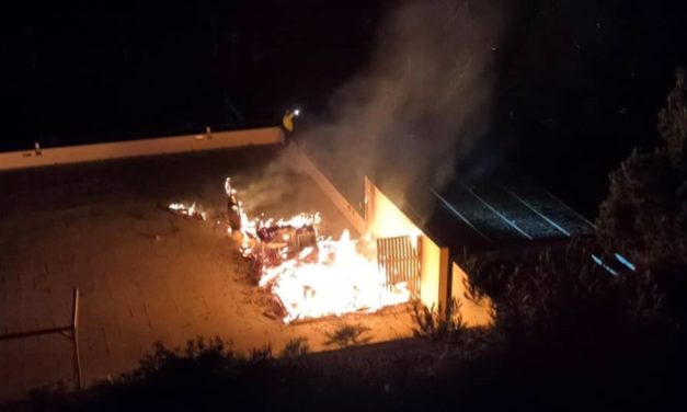 Un incendio arrasa una caseta de madera del ‘beach club’ Mhares en Llucmajor