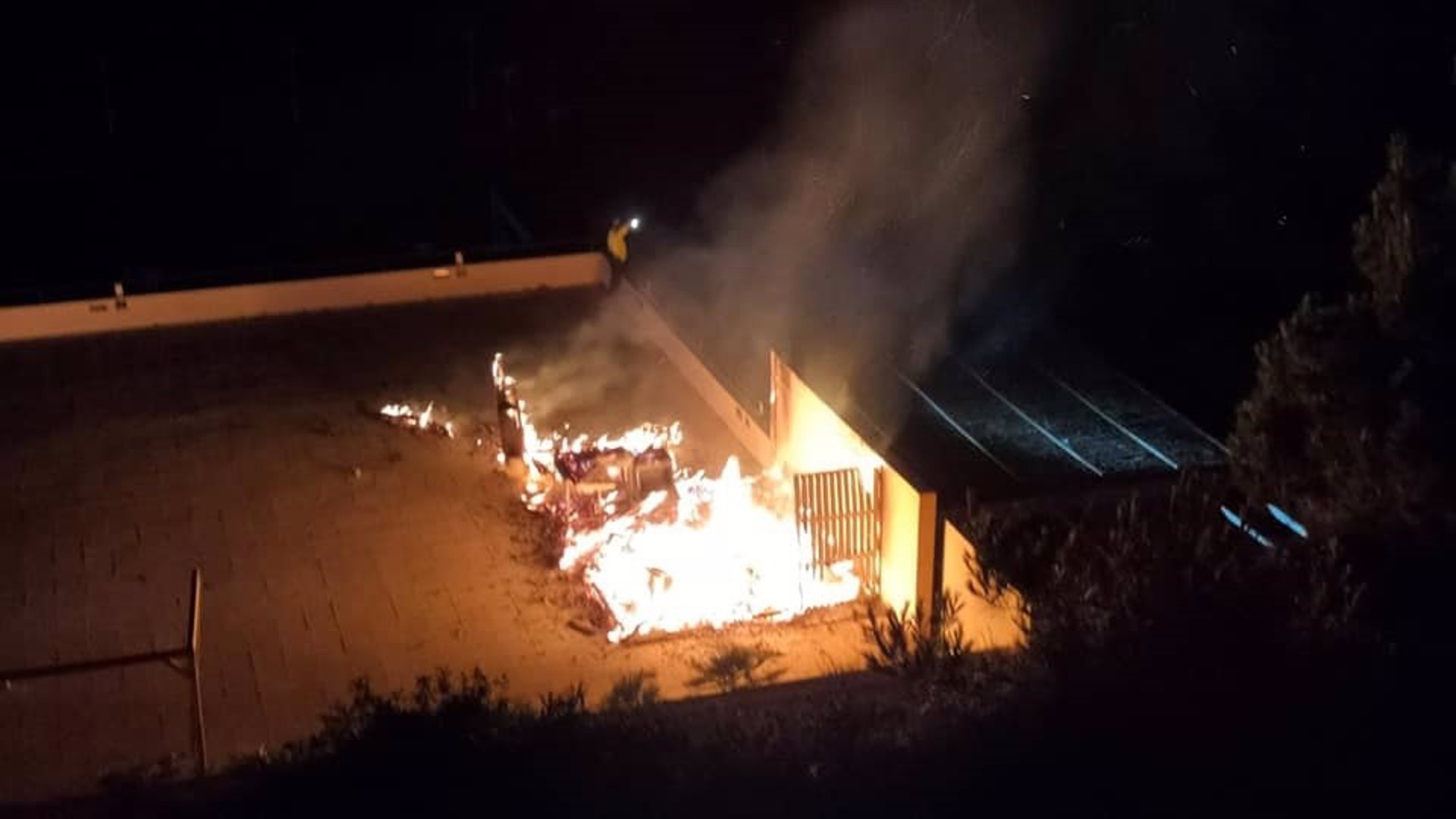 Fuego en la caseta de madera del 'beach club' Mhares, en Llucmajor. - PROTECCIÓN CIVIL