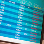 Panel informativo de un aeropuerto con numerosos vuelos cancelados.