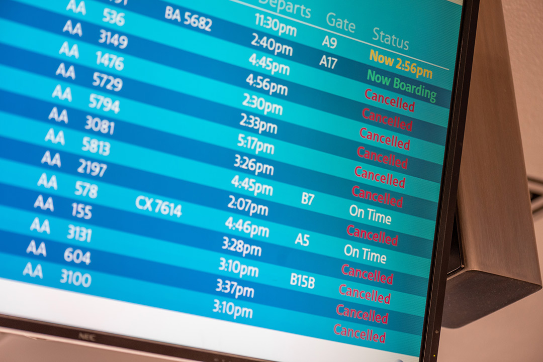 Panel informativo de un aeropuerto con numerosos vuelos cancelados.