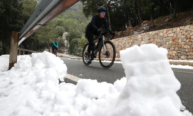Continúan cerrados tramos de carretera en la Serra por nieve y placas de hielo