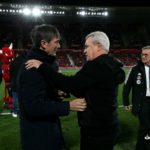 Javier Aguirre, entrenador del Mallorca, saluda al técnico del Valladolid antes del partido.