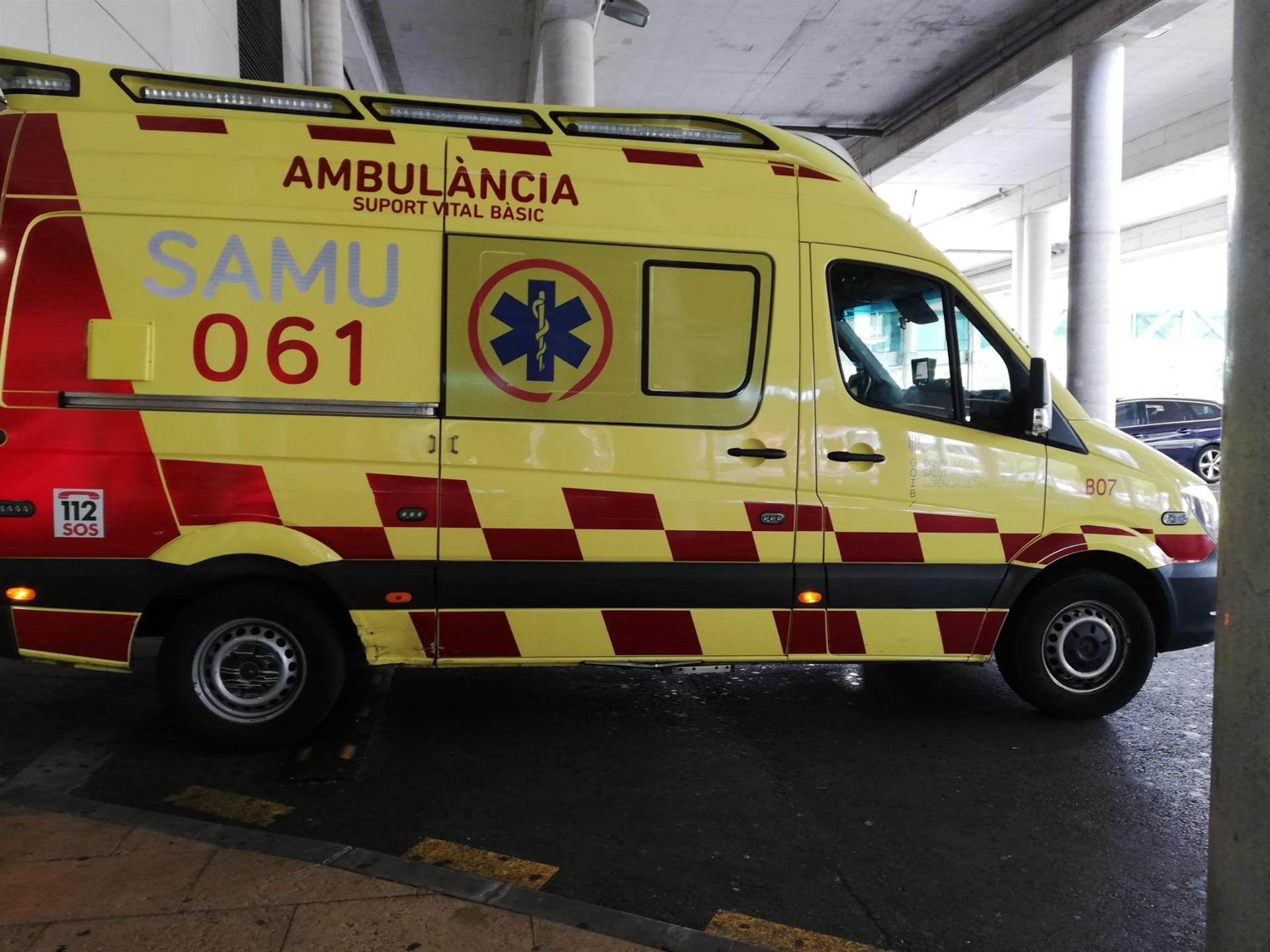 Una ambulancia de soporte vital básico del SAMU 061 de Baleares, aparcada en el Hospital Son Espases. - EUROPA PRESS - Archivo