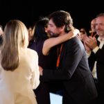 La hasta ahora presidenta de Cs, Inés Arrimadas, abraza al eurodiputado Adrián Vázquez, al terminar su intervención en la celebración de la VI Asamblea General, en La Nube de Pastrana, a 14 de enero de 2023, en Madrid (España). - Jesús Hellín - Europa Press