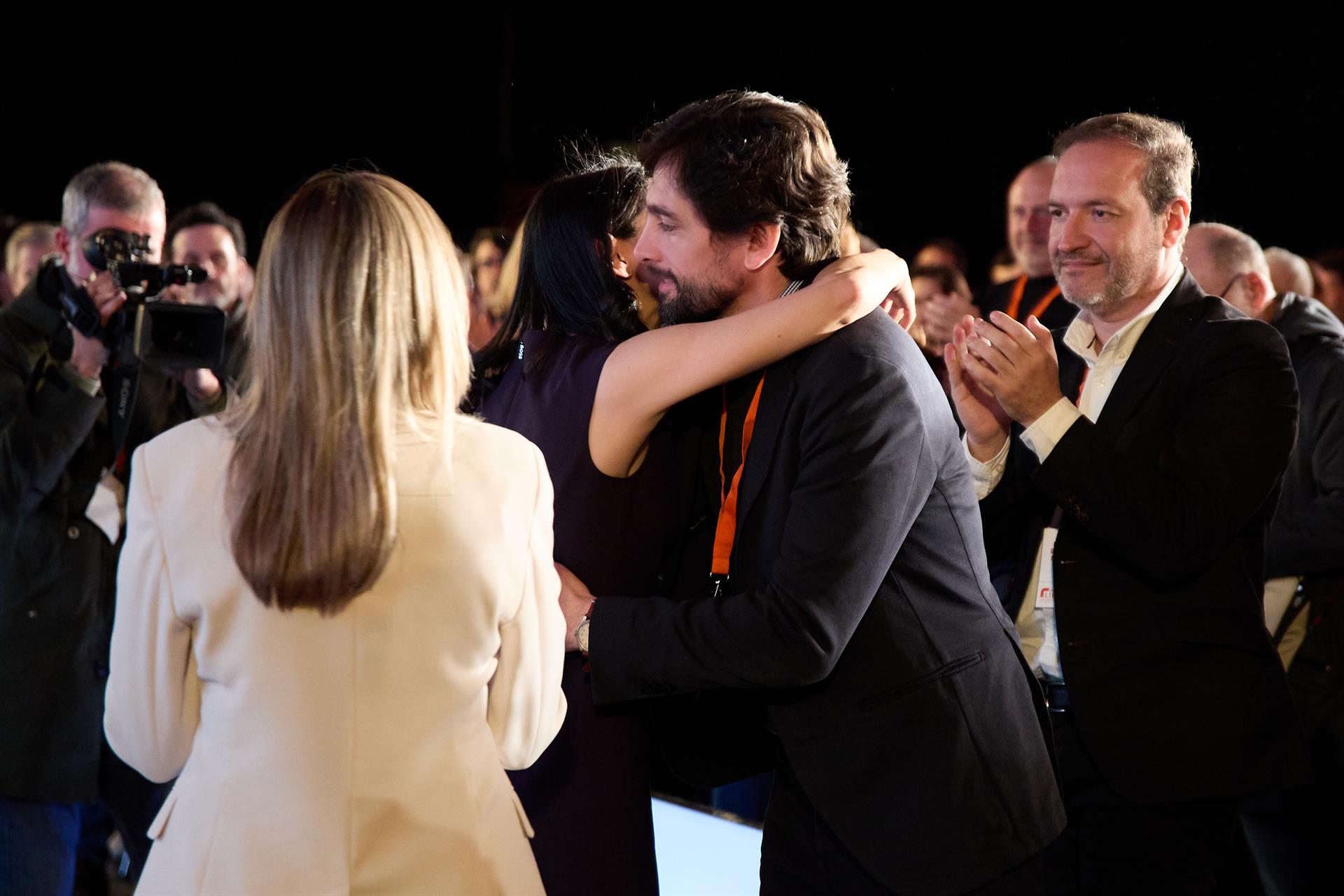La hasta ahora presidenta de Cs, Inés Arrimadas, abraza al eurodiputado Adrián Vázquez, al terminar su intervención en la celebración de la VI Asamblea General, en La Nube de Pastrana, a 14 de enero de 2023, en Madrid (España). - Jesús Hellín - Europa Press