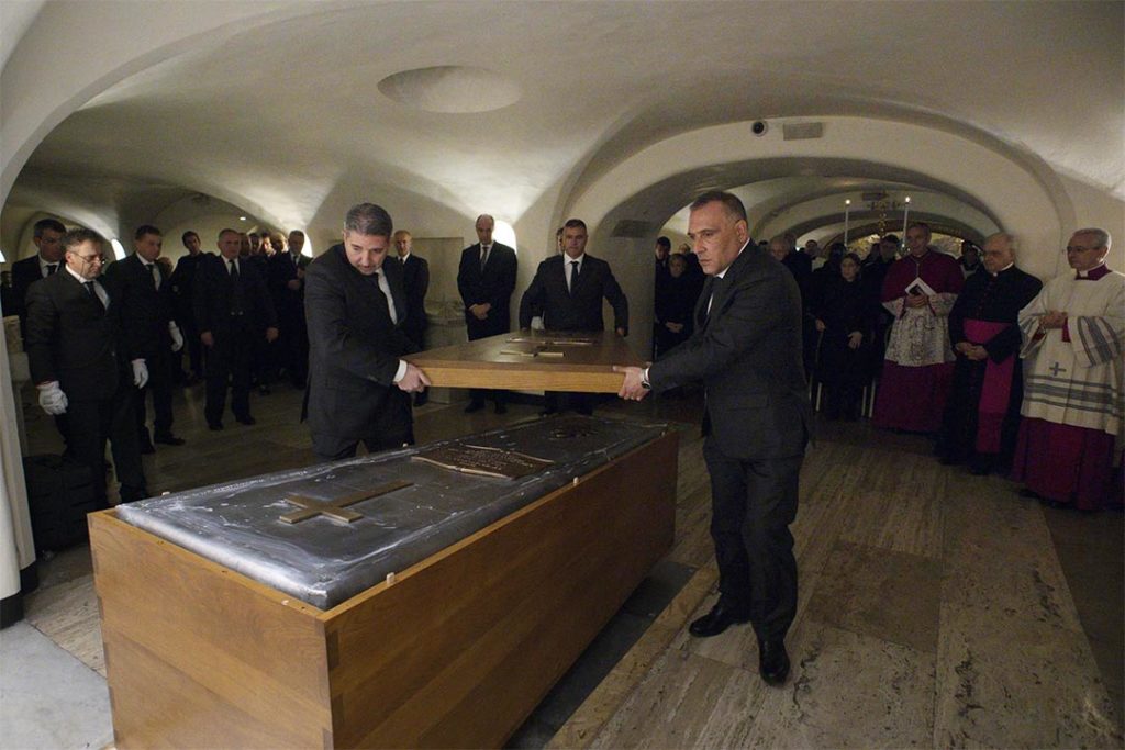 Féretro del papa emérito Benedicto XVI en la cripta vaticana. - Stefano Spaziani.POOL/Europa Press