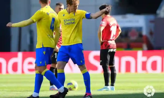 El Mallorca pierde con el Cádiz, rival directo por la permanencia (2-0)