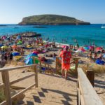 Bañistas disfrutan en Cala Conta, Ibiza. - Germán Lama - Europa Press - Archivo