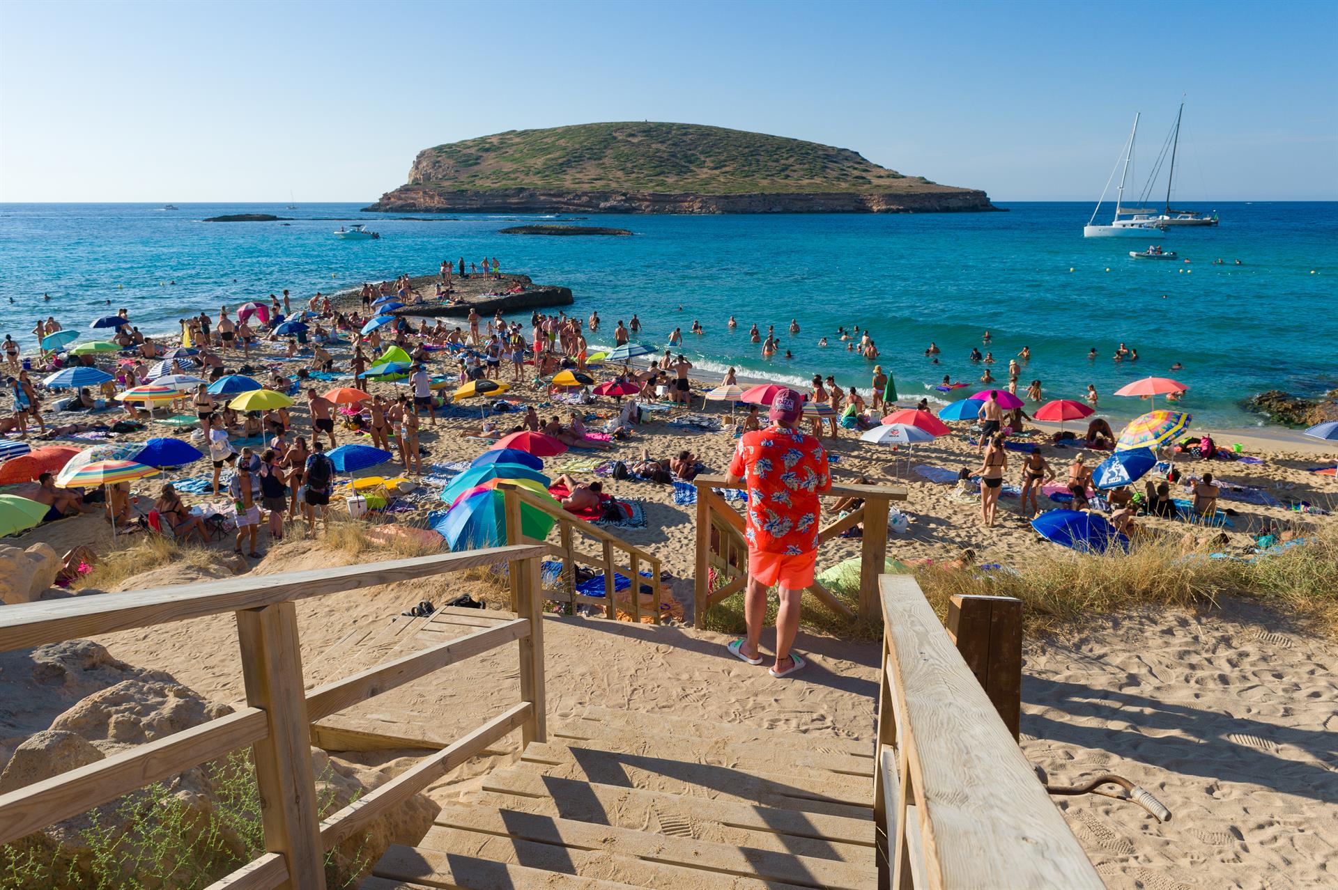 Bañistas disfrutan en Cala Conta, Ibiza. - Germán Lama - Europa Press - Archivo