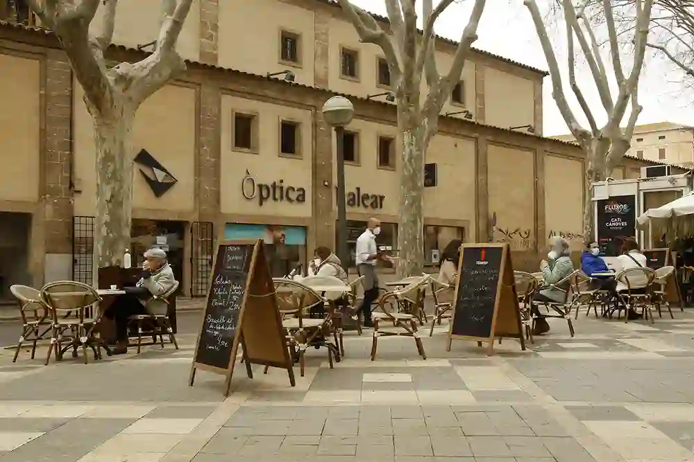 Un camarero atiende a las mesas en una cafetería de la Rambla, en Palma (Mallorca).