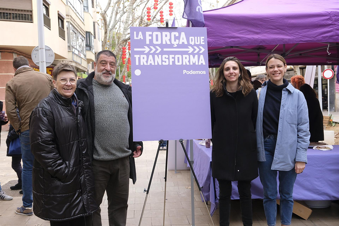 La candidata de Podemos a la alcaldía de Palma, Lucía Muñoz, y el portavoz de Podemos Palma, junto con otros representantes del partido en el acto 'La Fuerza que Transforma', este sábado en la calle Nuredduna - PODEMOS