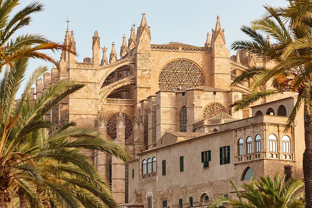 La catedral de Mallorca, desde el Parque del Mar de Palma.
