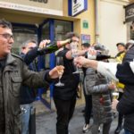 Agraciados con el primer premio del Sorteo Extraordinario de la Lotería del Niño correspondiente al número 89.603 celebran su suerte en la administración 1 situada en la calle Pintor Enric Serra, a 6 de enero de 2023, en L’Escala, Girona. - Glòria Sánchez - Europa Press