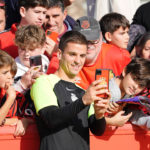 Los jugadores del RCD Mallorca se han fotografiado con los niños.