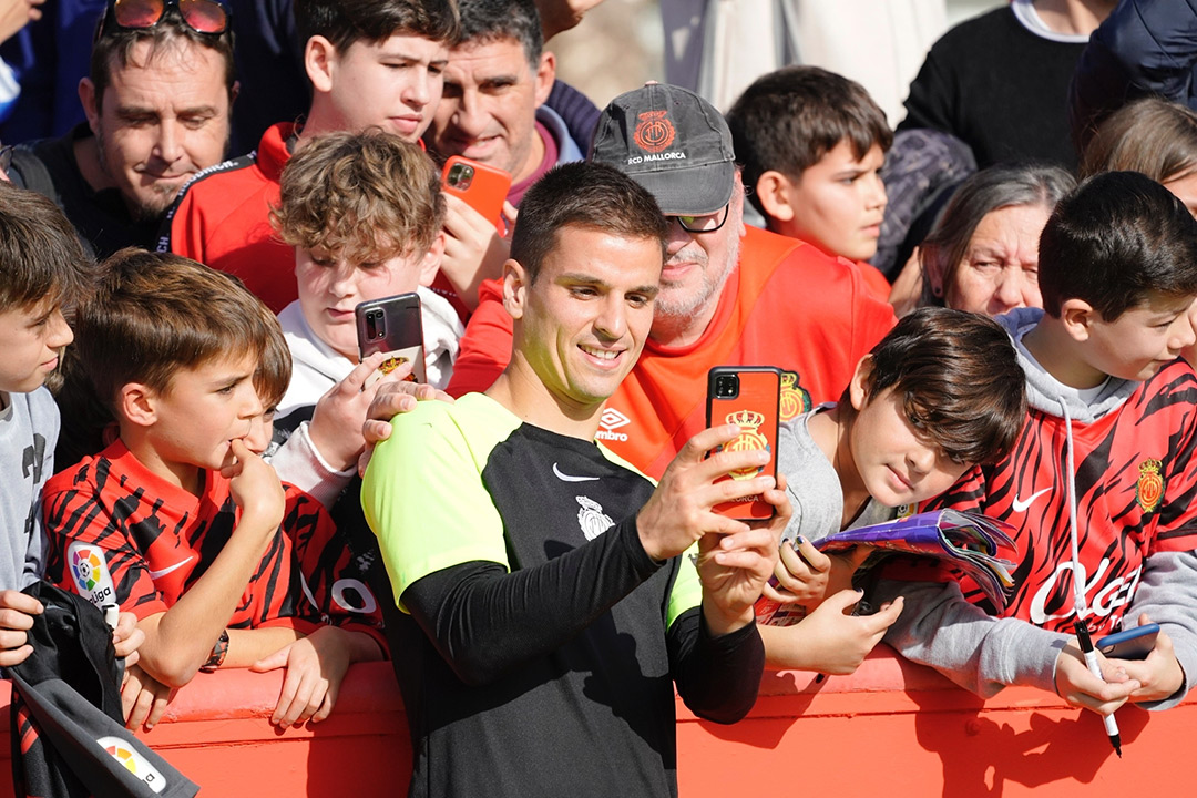 Los jugadores del RCD Mallorca se han fotografiado con los niños.