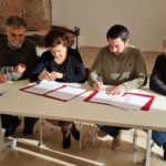 La consellera Fina Santiago y el alcalde Llorenç Perelló firman el convenio de colaboración para la construcción del primer centro de día público de Alaró, con el director general Juan Manuel Rosa y el teniente de alcalde Llorenç Rosselló. - CAIB