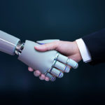 Un robot da la mano a un humano. La inteligencia artificial ha llegado para quedarse.