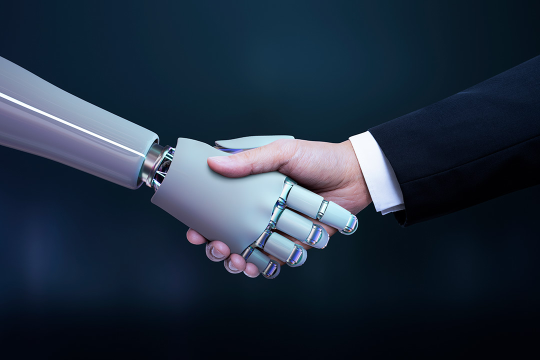 Un robot da la mano a un humano. La inteligencia artificial ha llegado para quedarse.