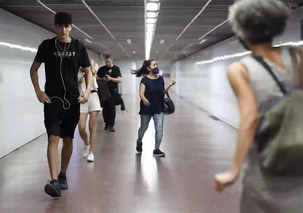 Una mujer con mascarilla en uno de los pasillos de la estación de tren de Chamartín, a 20 de septiembre de 2022, en Madrid (España). - Eduardo Parra - Europa Press - Archivo