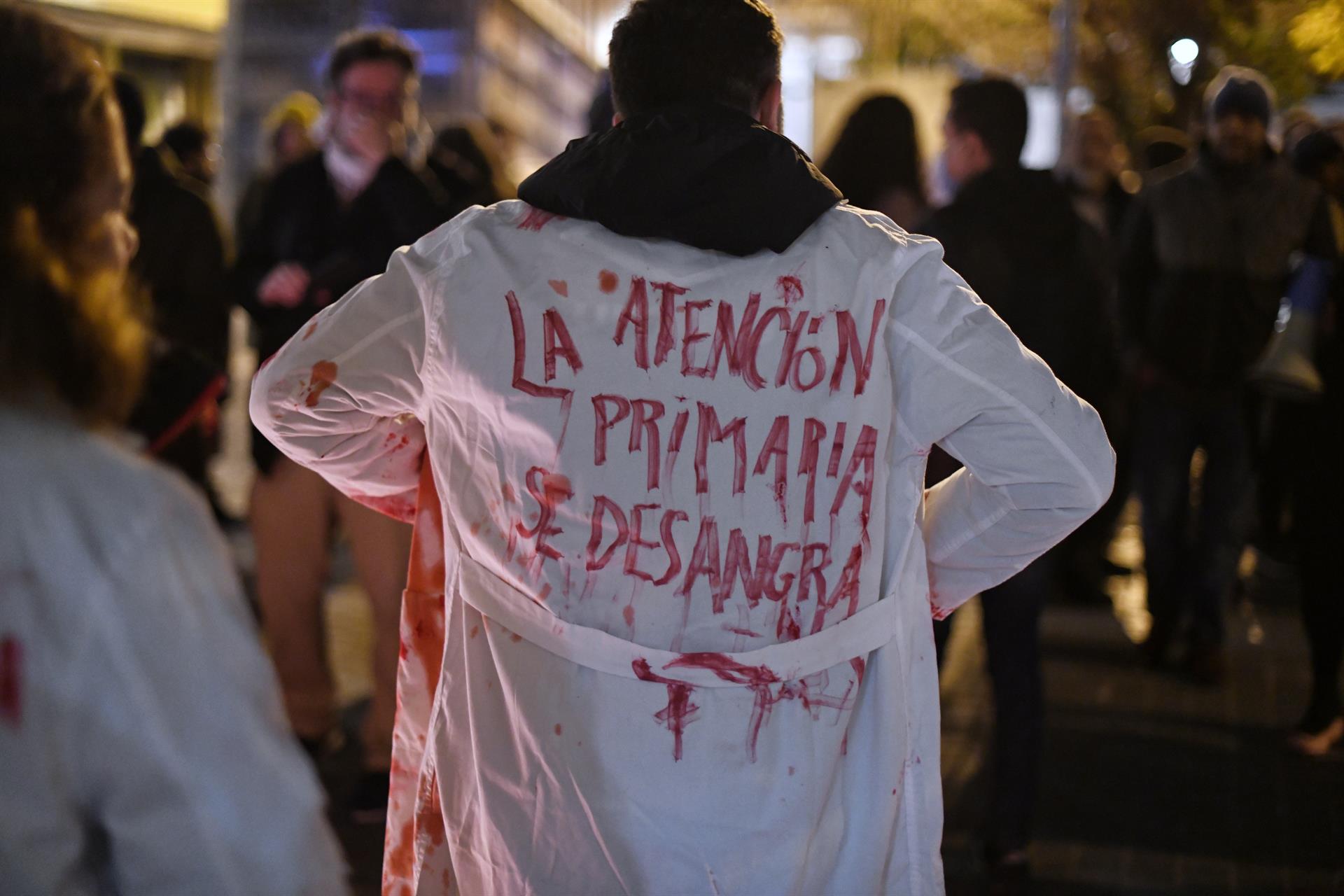 Unos médicos de atención primaria protestan en el centro de salud de Lavapiés, a 22 de diciembre de 2022, en Madrid (España). - Fernando Sánchez - Europa Press