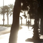 Una persona corre por un paseo marítimo, a pesar del viento. - Isaac Buj - Europa Press