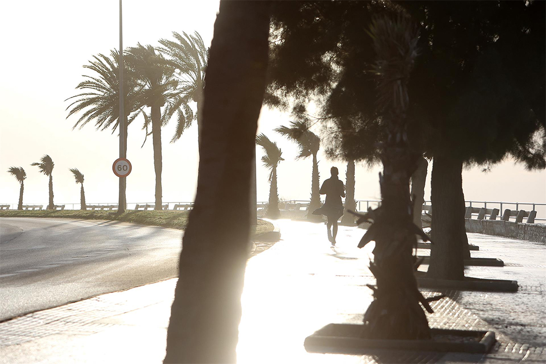 Una persona corre por un paseo marítimo, a pesar del viento. - Isaac Buj - Europa Press