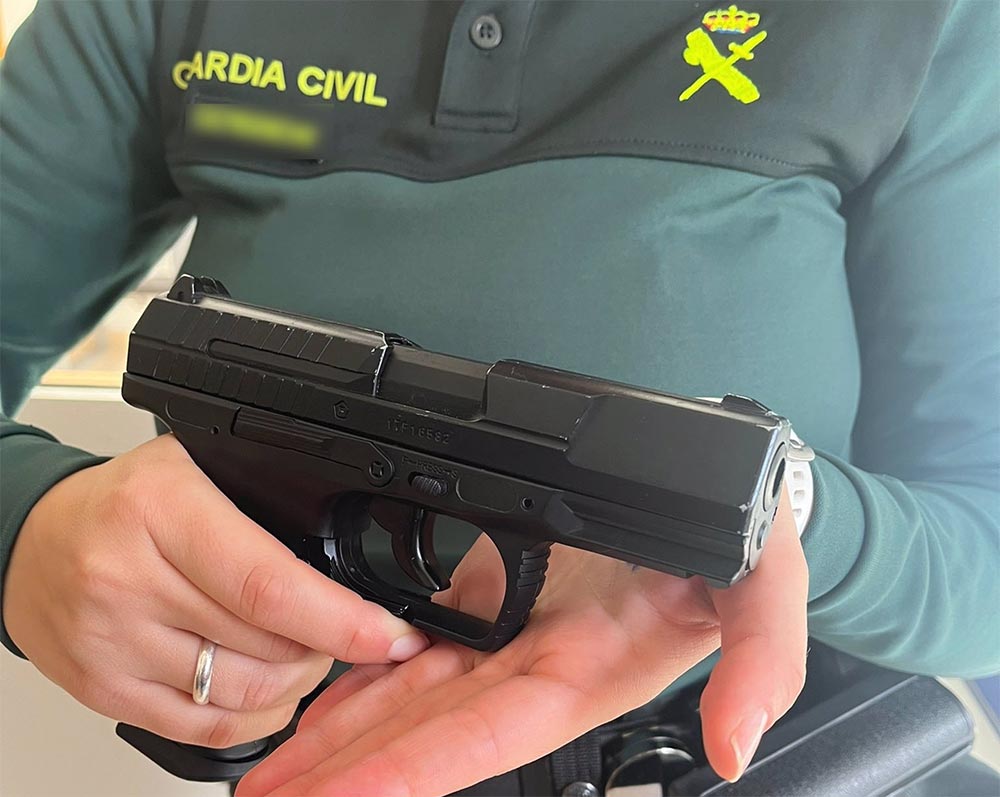 La Guardia Civil detiene a un menor que encañonó a un agente con una pistola simulada