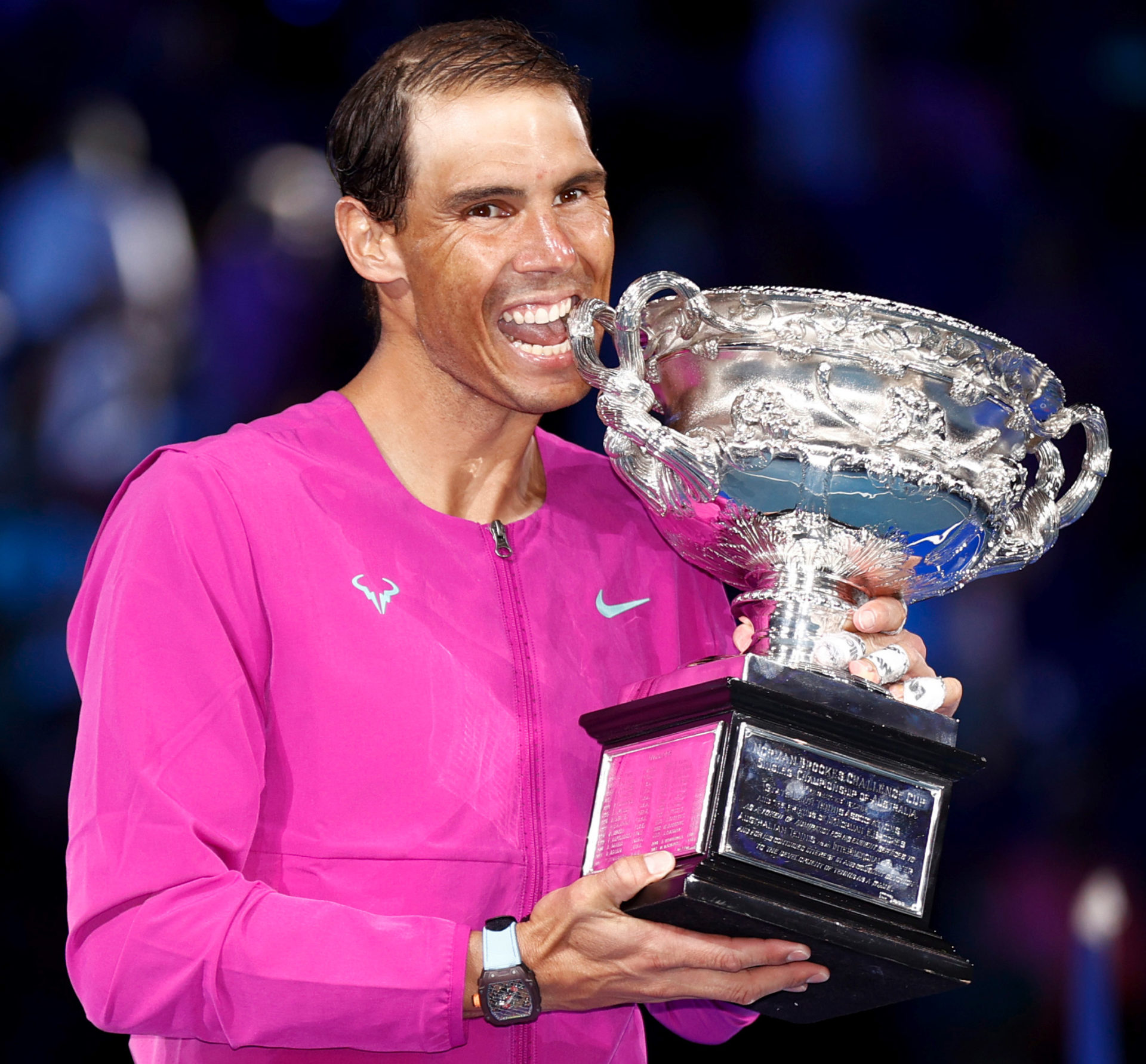 El mallorquín Rafa Nadal quiere volver a morder el trofeo de campeón del Australian Open.