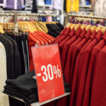 Cartel de rebajas en un comercio textil.