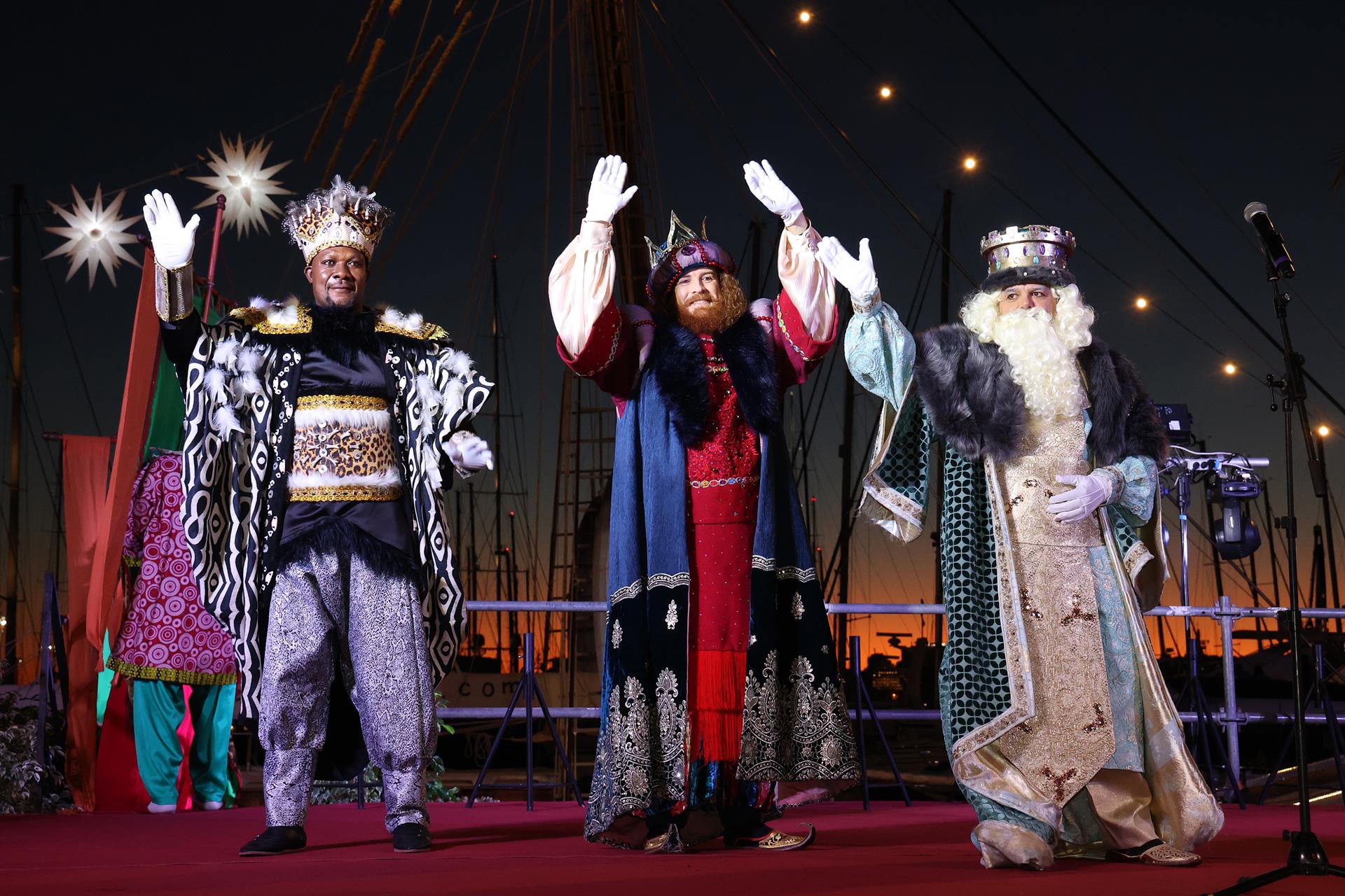 Los Reyes Magos a su llegada al Moll Vell a bordo de un barco, a 5 de enero de 2023, en Palma de Mallorca. - Isaac Buj - Europa Press