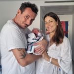 Manuela Miatto y Giacomo Boni, con el pequeño Romeo en brazos - ÁREA DE SALUD DE LAS PITIUSAS