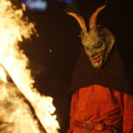 Un hombre vestido de demonio en las fiestas patronales de Sant Antoni Sa Pobla (Palma de Mallorca), también llamada Nit bruixa, en 2020. - Isaac Buj - Europa Press - Archivo