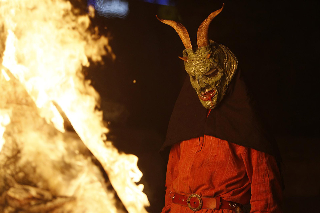 Un hombre vestido de demonio en las fiestas patronales de Sant Antoni Sa Pobla (Palma de Mallorca), también llamada Nit bruixa, en 2020. - Isaac Buj - Europa Press - Archivo