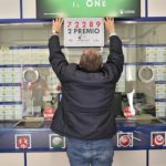 Una administración de lotería, con el cartel del segundo premio del sorteo de 'El Niño', el 72.289 - JUANDE ORTIZ BEA (EUROPA PRESS)